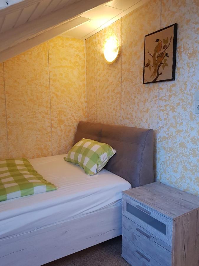 Sonnige Ruhige Dachzimmer Inkl Wifi Plus Kaffee Mit Wg Dusche Und Neuer Kueche Lorrach Ngoại thất bức ảnh